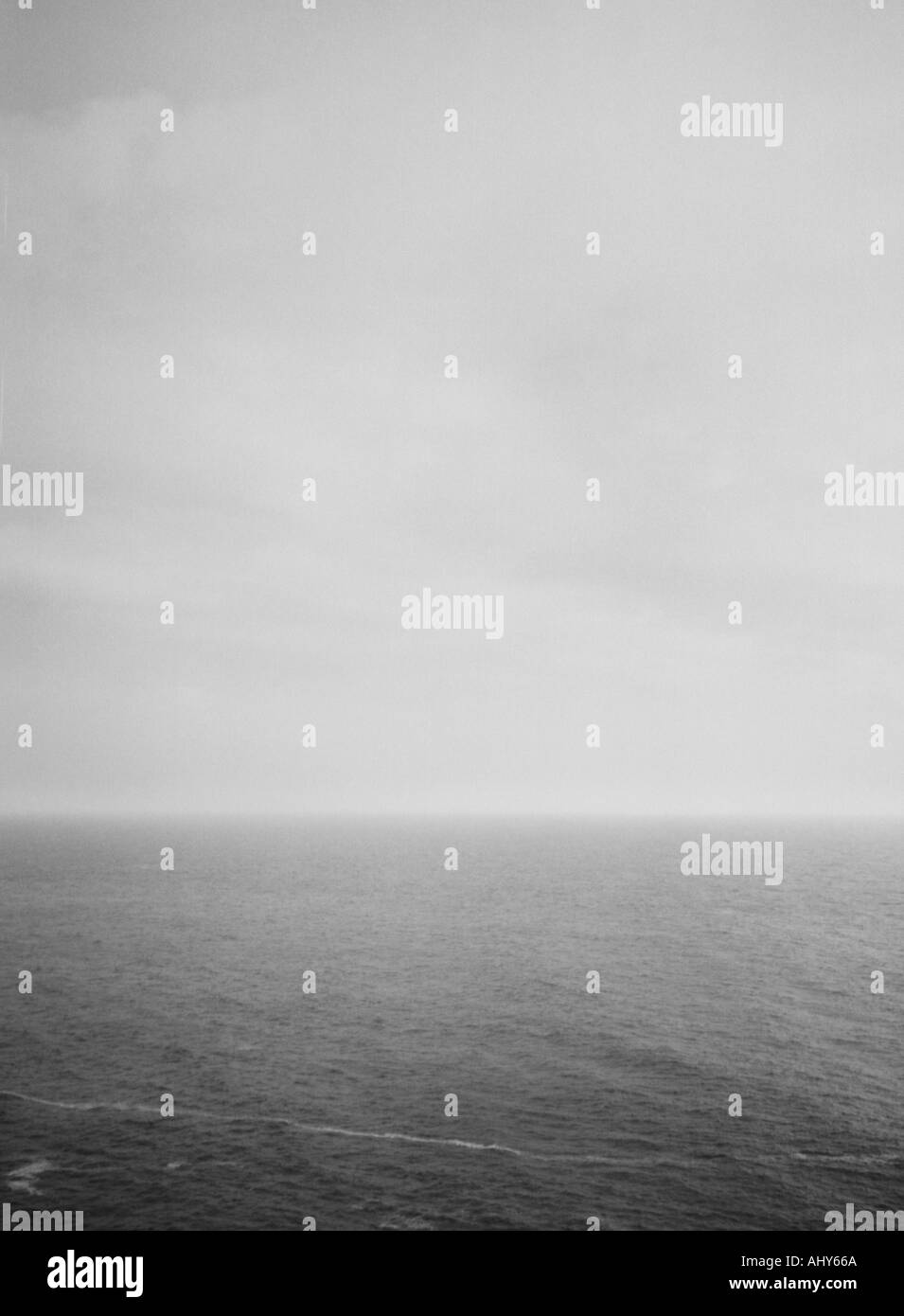 schwarzen und weißen Meereslandschaft erschossen, mit Blick auf eine ruhige See genommen in cornwall Stockfoto