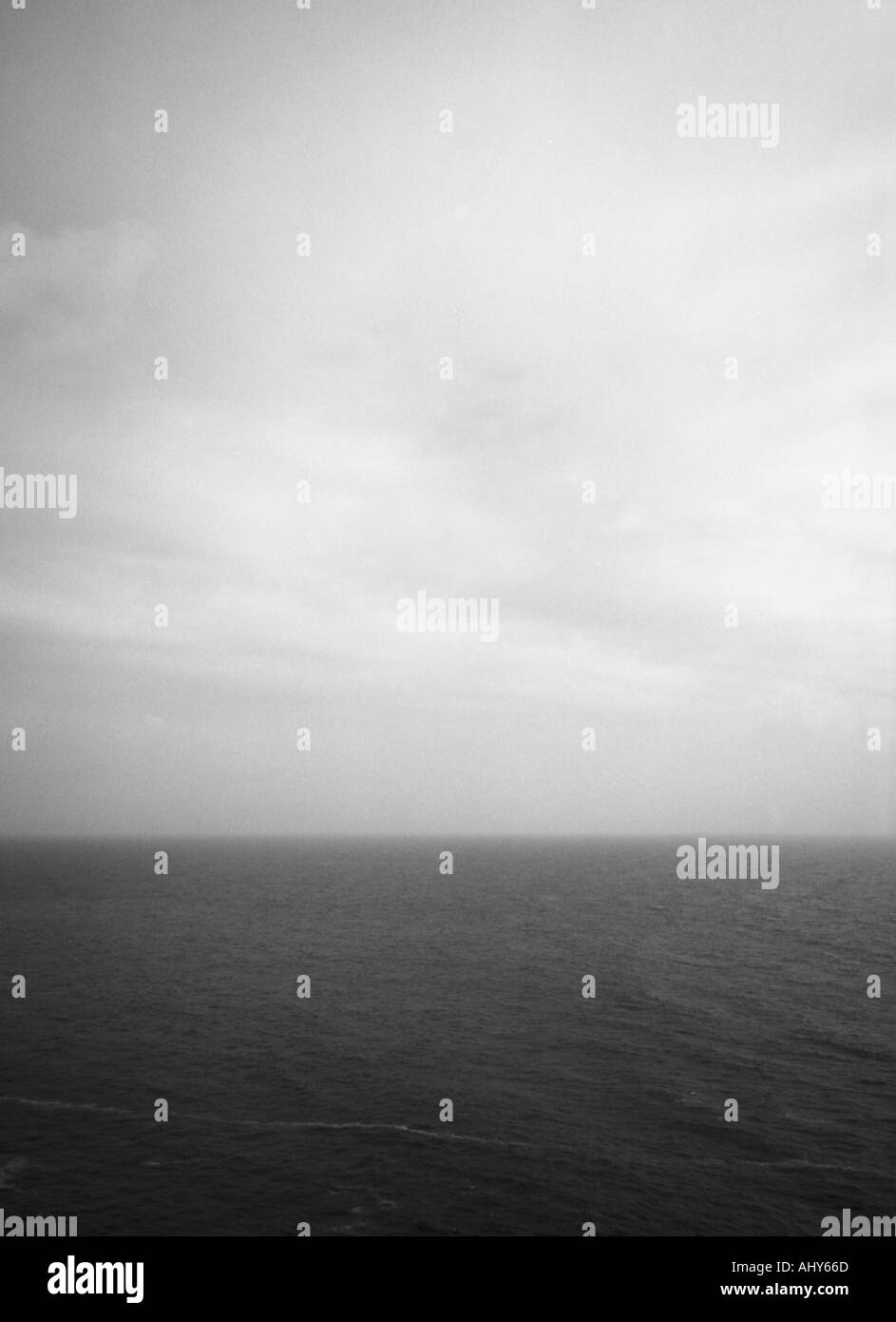 schwarz / weiß abgeschossen Blick auf das Meer in Cornwall genommen Stockfoto