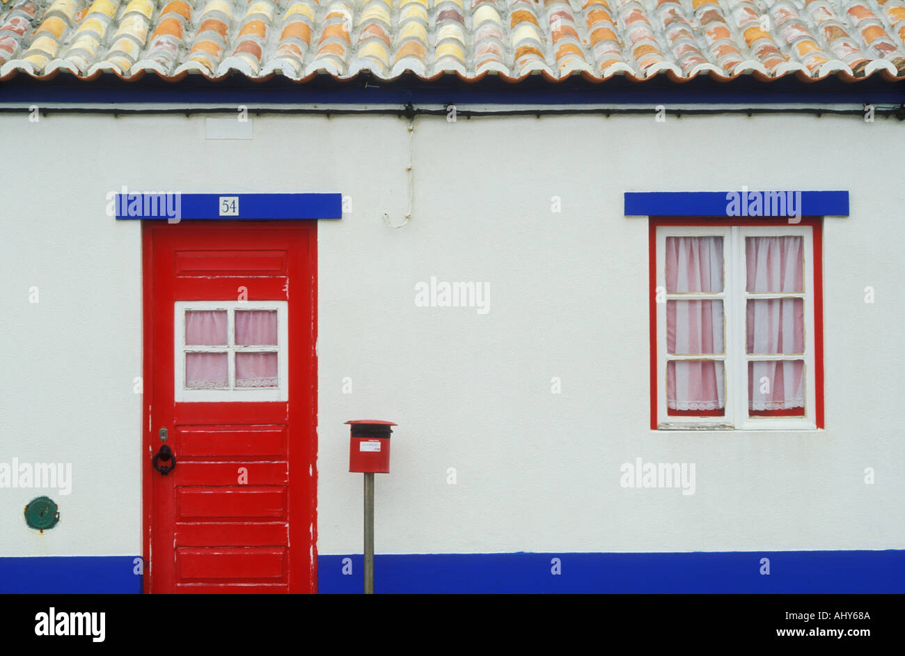 Porto Cova traditionelle Haus mit roten Fenstern und Türen in der Nähe von Cercal Sines Portugal EU Europa Stockfoto