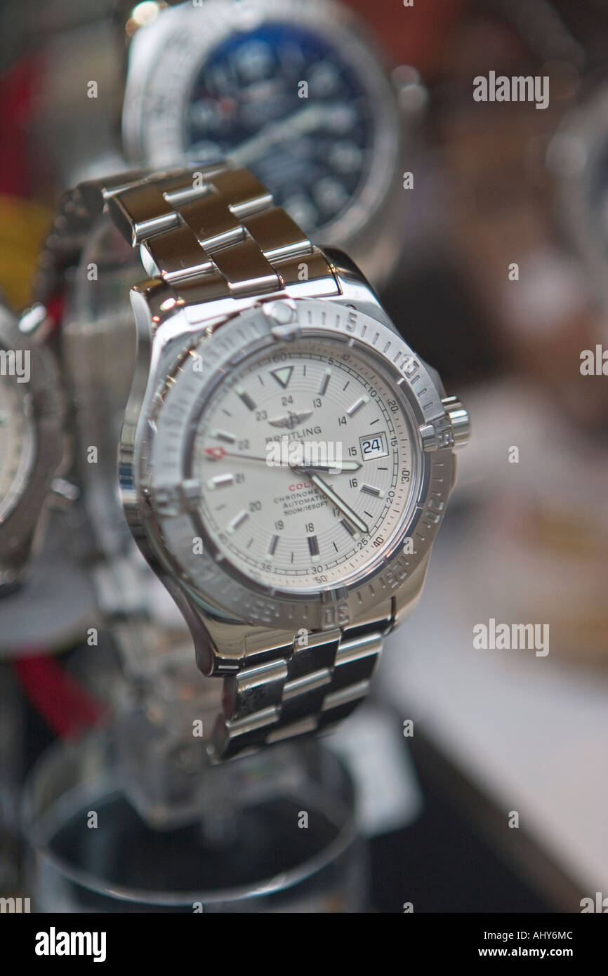 Nahaufnahme von Breitling-Uhr in Uhren der Schweiz Schaufenster auf der Oxford Street in London Stockfoto