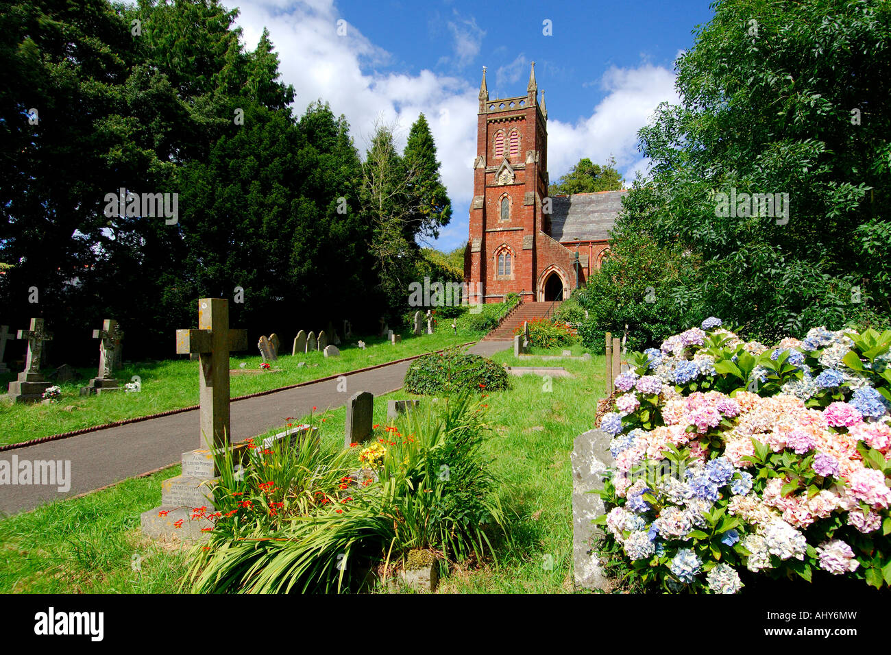 Aus roter Sandstein erbaute Kirche im Collaton St Mary in der Nähe von Paignton South Devon England an einem hellen Sommertag Stockfoto