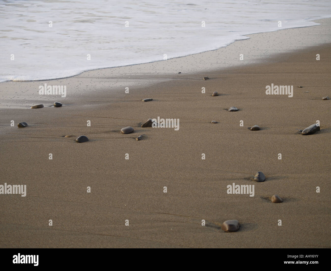 Sandstrand, kleine Welle, kleinen Kieselsteinen entlang der Sand. Stockfoto