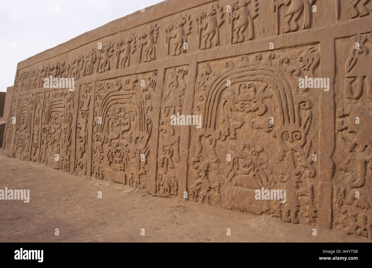 Adobe-Dekoration auf den Tempel des Drachen, Chan Chan, Peru Stockfoto