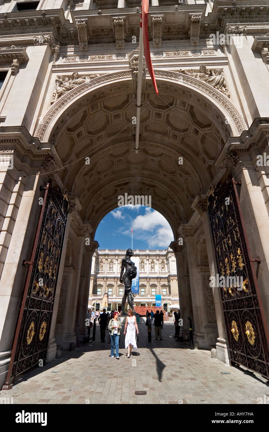 Eintritt in die Royal Academy of Arts Burlington House Piccadilly in London Stockfoto