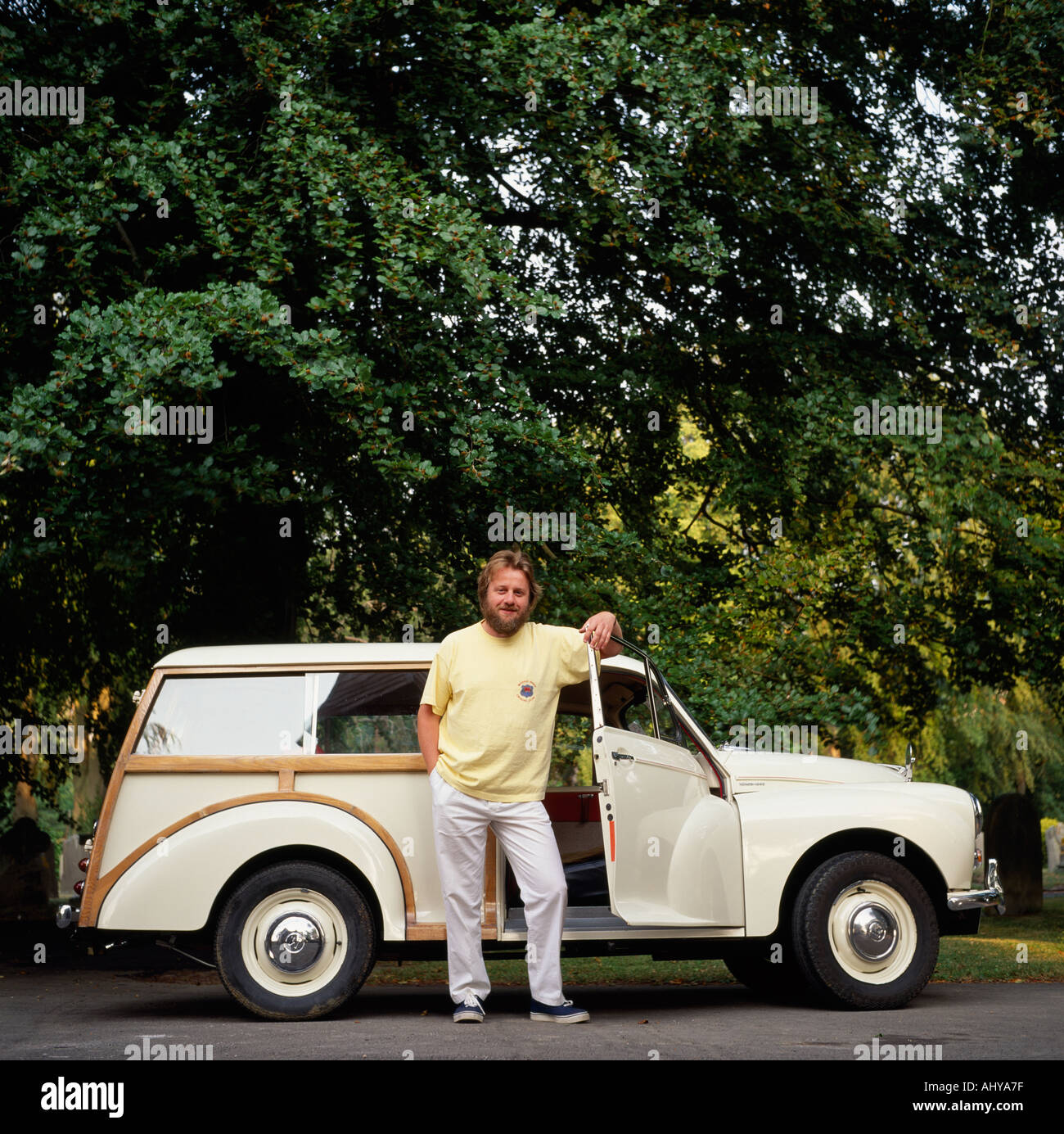 Ein Morris Minor Traveller-Enthusiasten mit seinem Auto in England in Großbritannien im Vereinigten Königreich Großbritannien. Kultur moderner Lifestyle Autos Vintage Classic Stockfoto