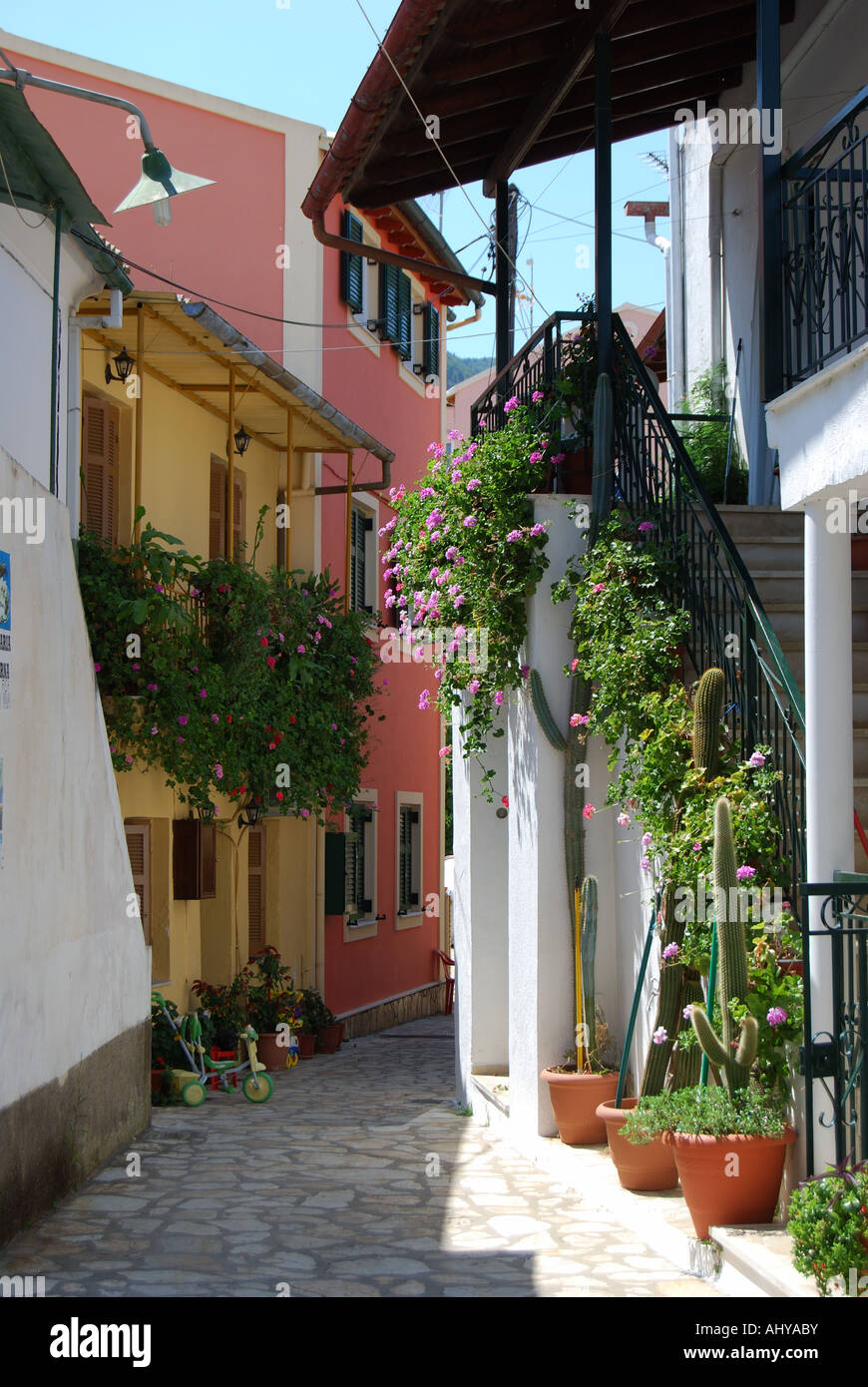 Gepflasterten Straße, Altstadt Benitses, Corfu, Ionische Inseln, Griechenland Stockfoto