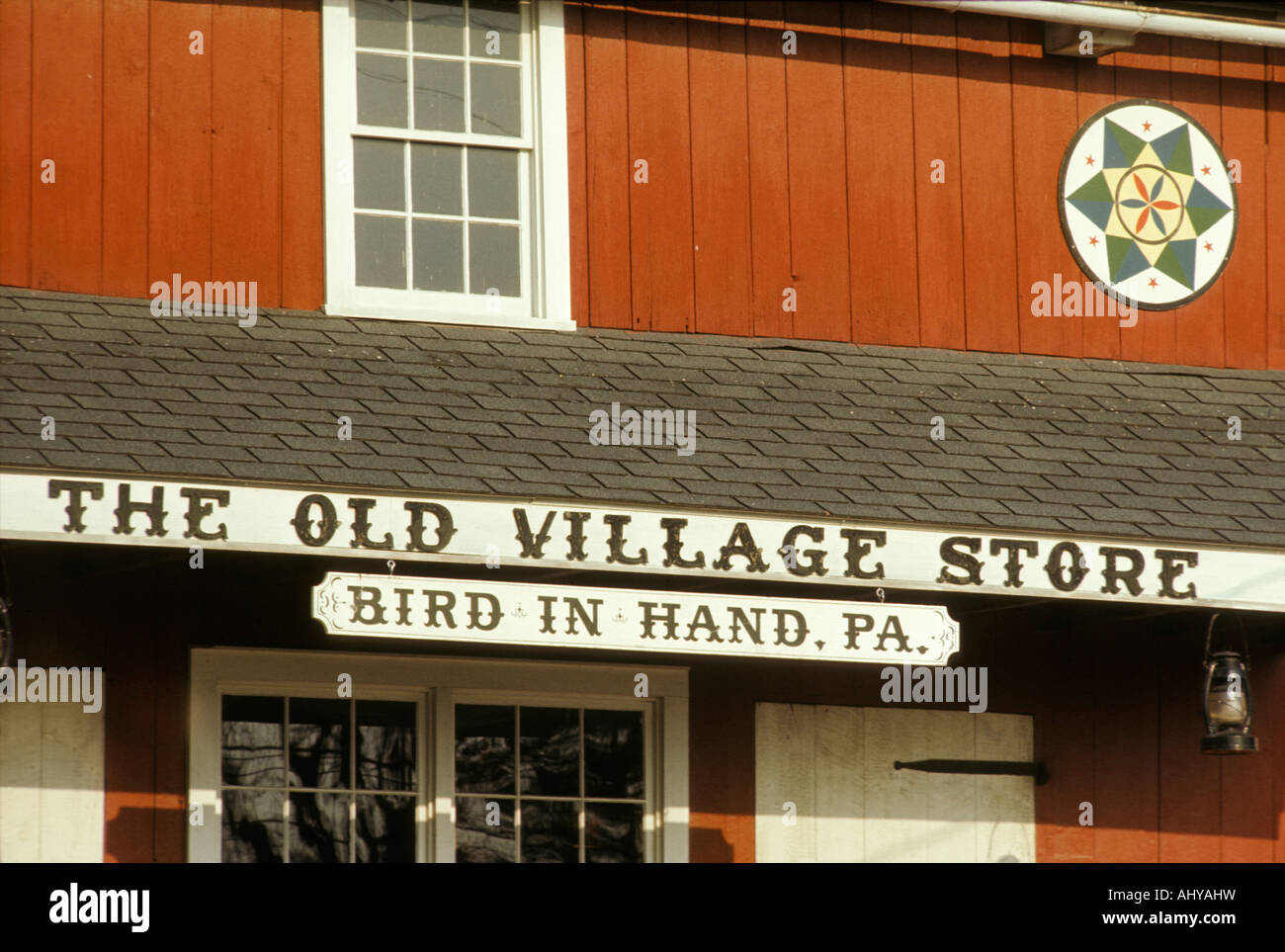 altes Dorf Fassade speichern Bird In Hand Lancaster PA Pennsylvania Dutch Hex-Zeichen Antiquitäten Stockfoto