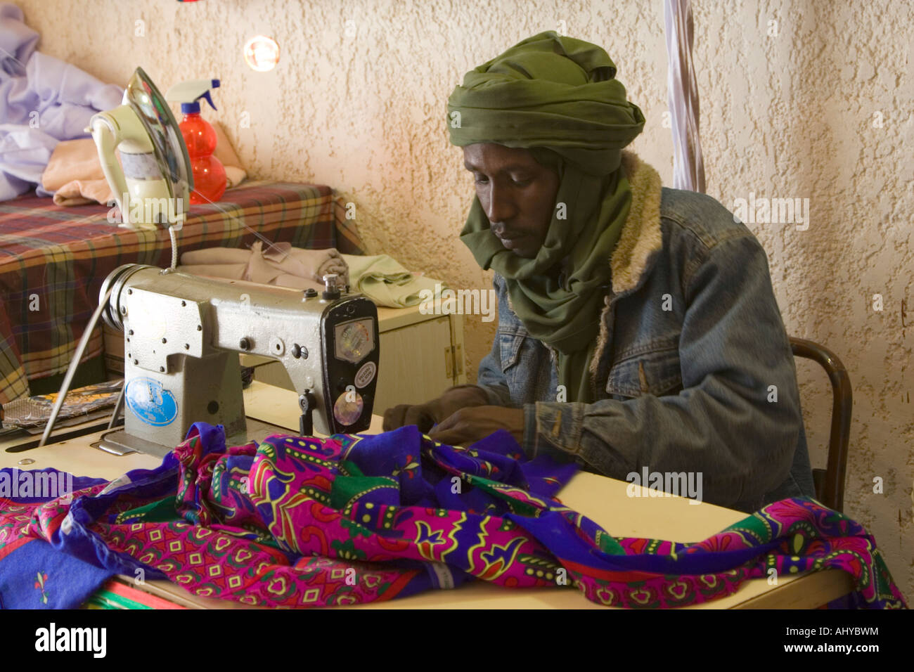 Tripoli, Libyen. Ali, libyschen Tuareg Schneider bei der Arbeit. Stockfoto