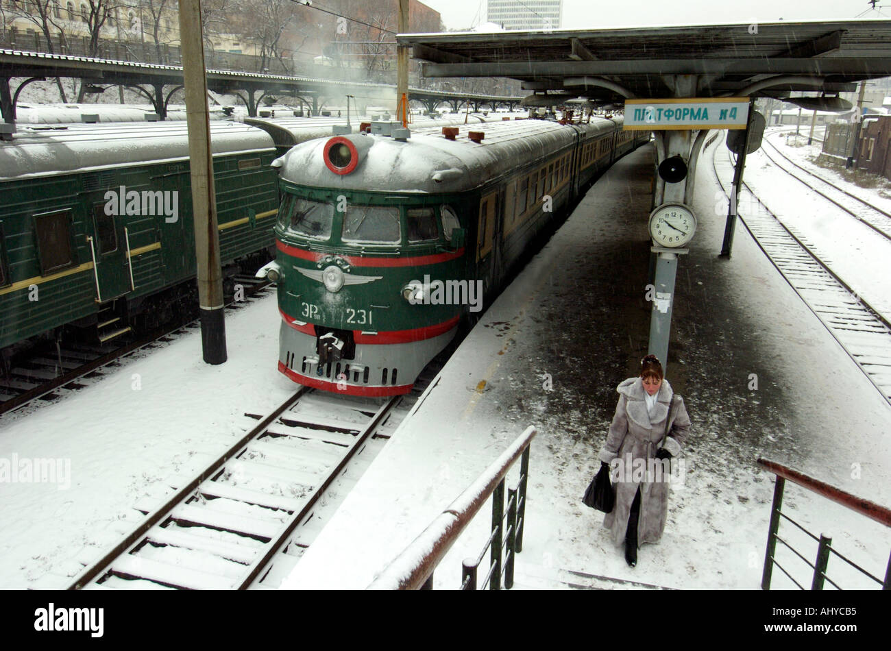 Frau auf der Plattform am Bahnhof Wladiwostok im Winter Russland Stockfoto