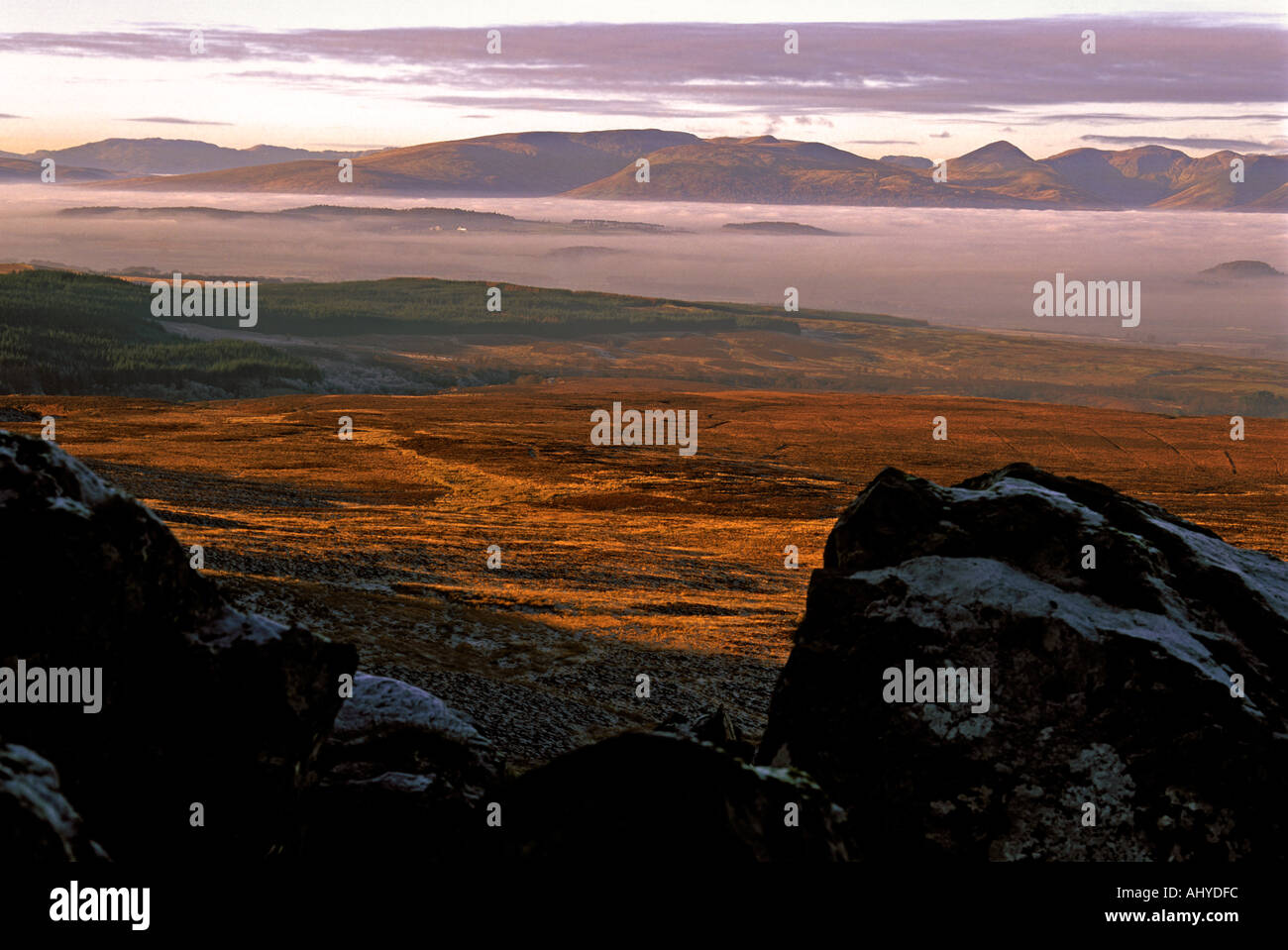 BLICK VON QUEENS BLICK ÜBER MISTY LOCH LOMOND Stockfoto