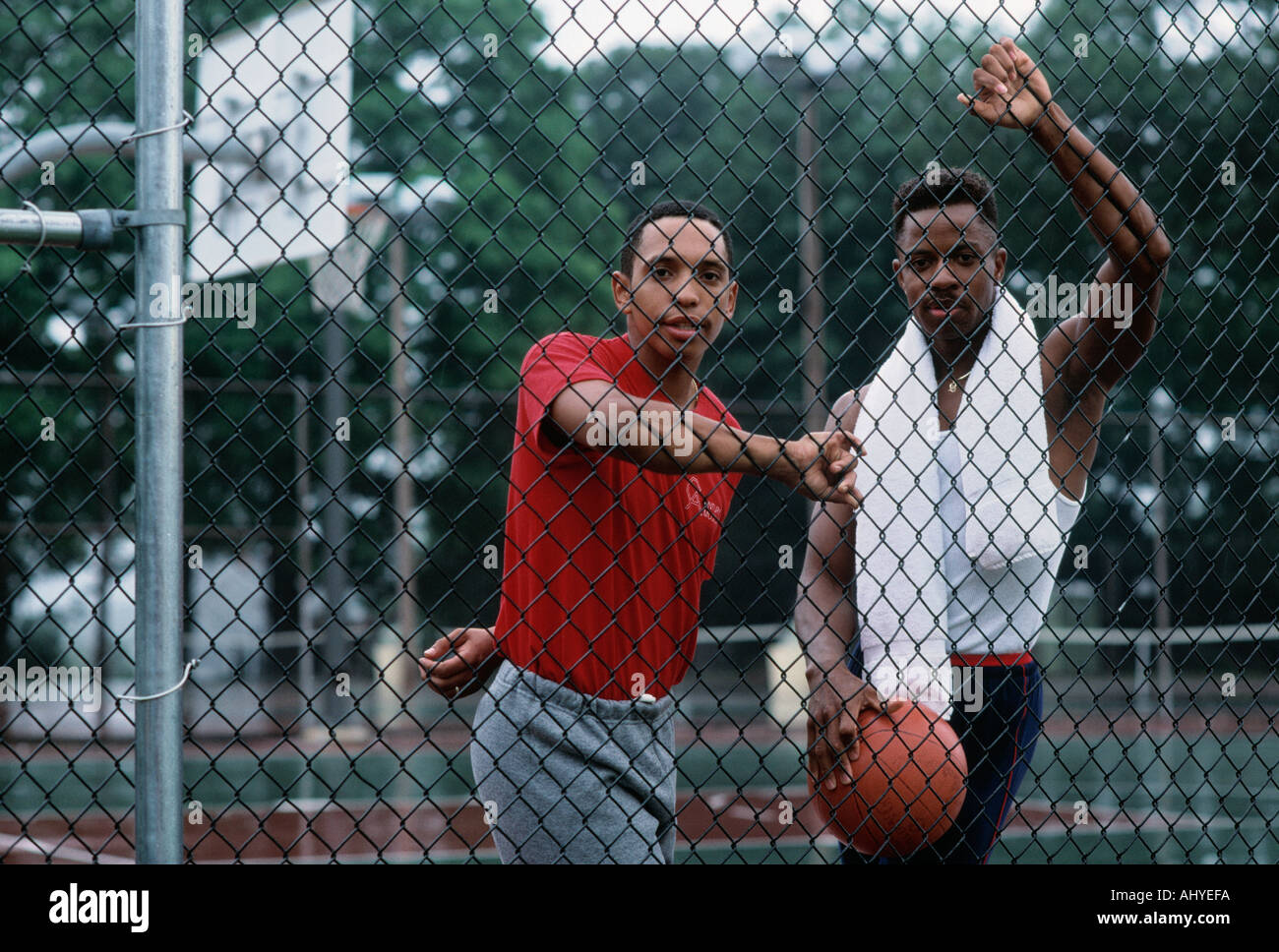 Porträt-Afro-Amerikaner und hispanische Männer am Basketballplatz Stockfoto
