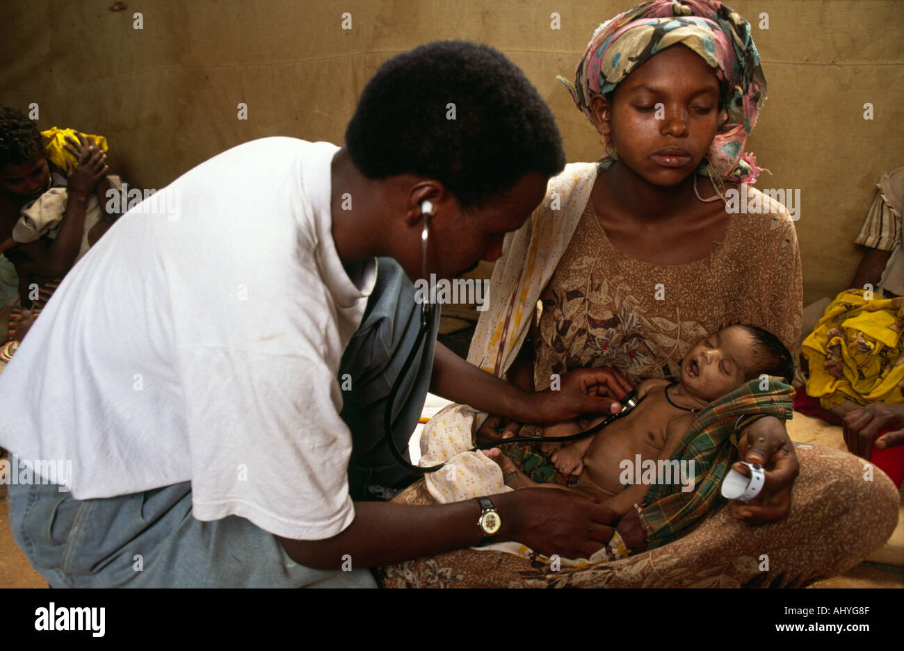 Äthiopischer Arzt untersucht ein unterernährtes somalisches Baby in einem Flüchtlingslager. Äthiopien Stockfoto