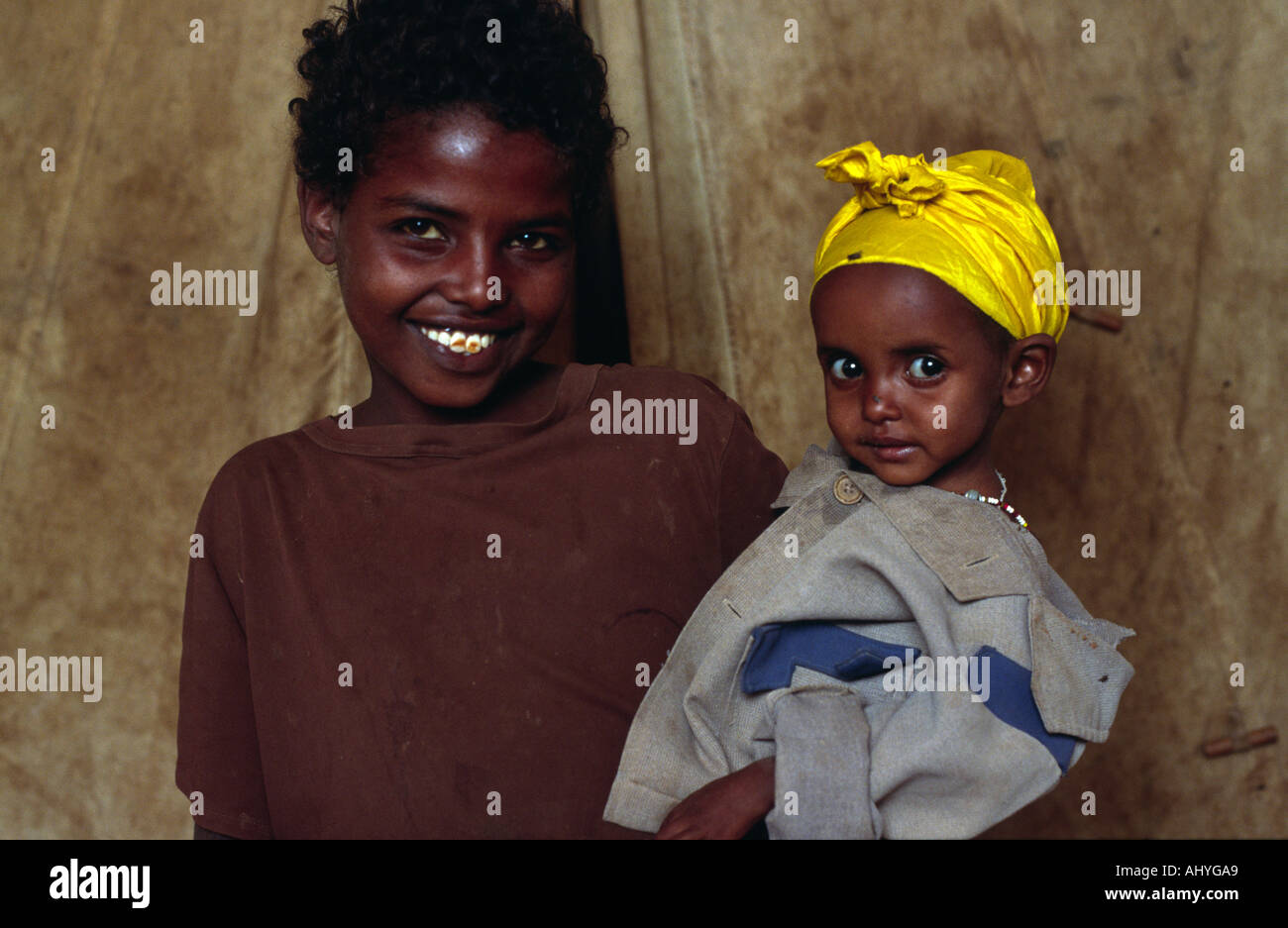 Bruder und Schwester in einem somalischen Flüchtlingslager. Hartisheik, Äthiopien Stockfoto