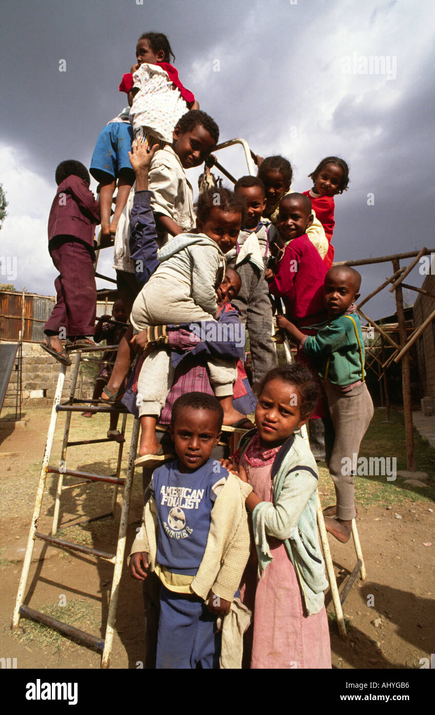 Kleine Kinder spielen in einem Kindergarten Spielplatz in einem Slum Gebiet von Addis Abeba., Äthiopien Stockfoto