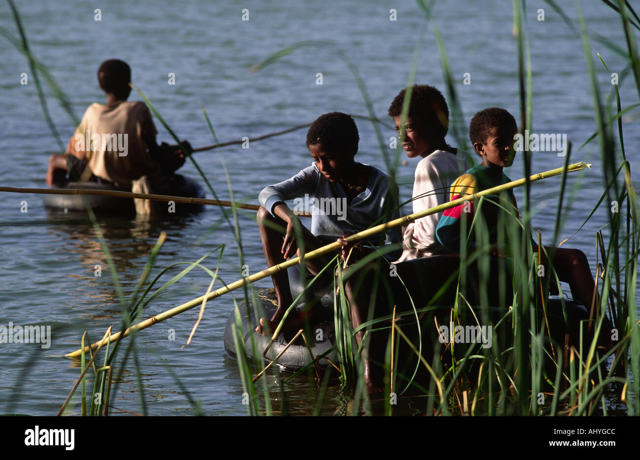 Jungs, die aus Reifenschlauch am Babogaya See bei Debre Zeit, Äthiopien, fischen Stockfoto