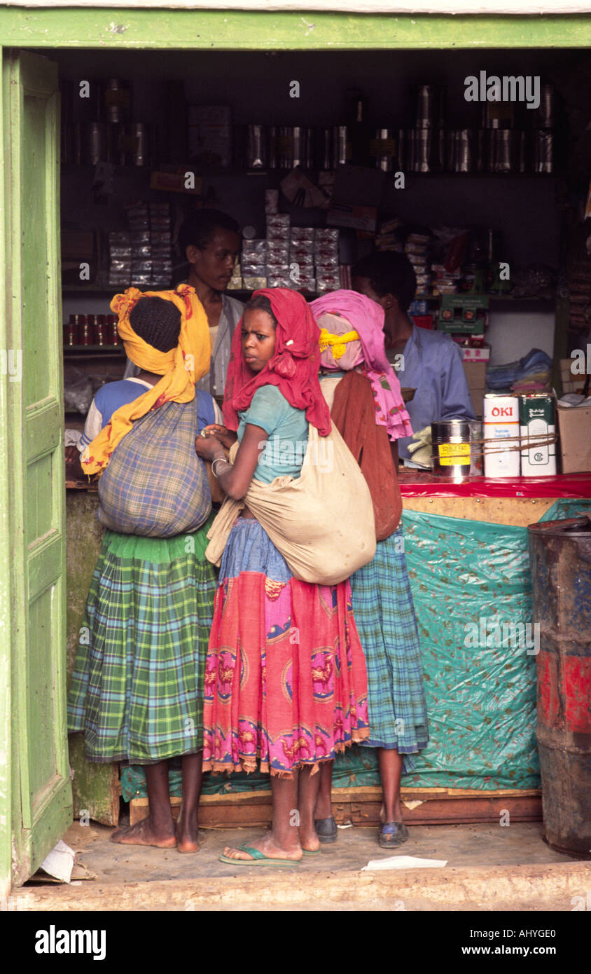 Oromo Frauen shopping in Harar, Äthiopien Stockfoto