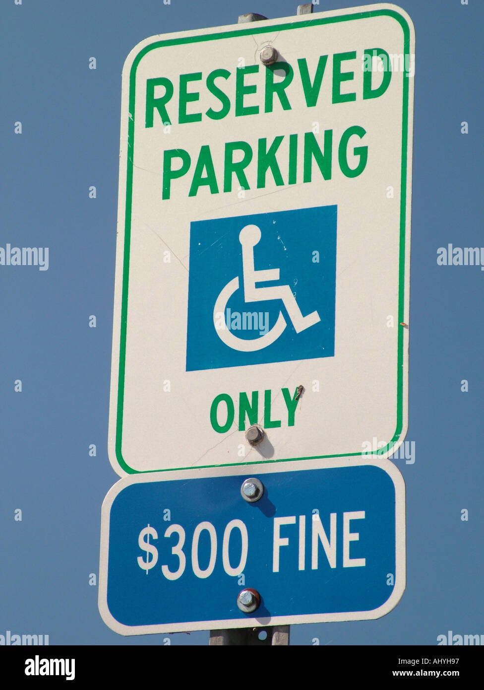 AJD45868, Parkplatz Zeichen, reservierte Parkplätze für Behinderte zu signieren, $300 gut Stockfoto