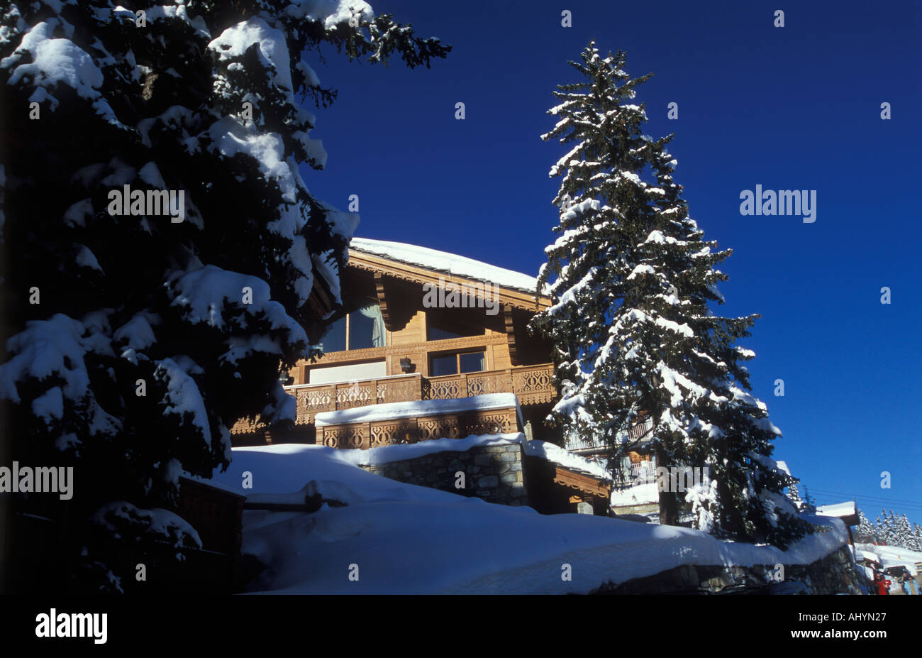 Luxus-Ski-Chalet über Schnee beladene Tannen Courchevel 1850 französische Alpen Stockfoto