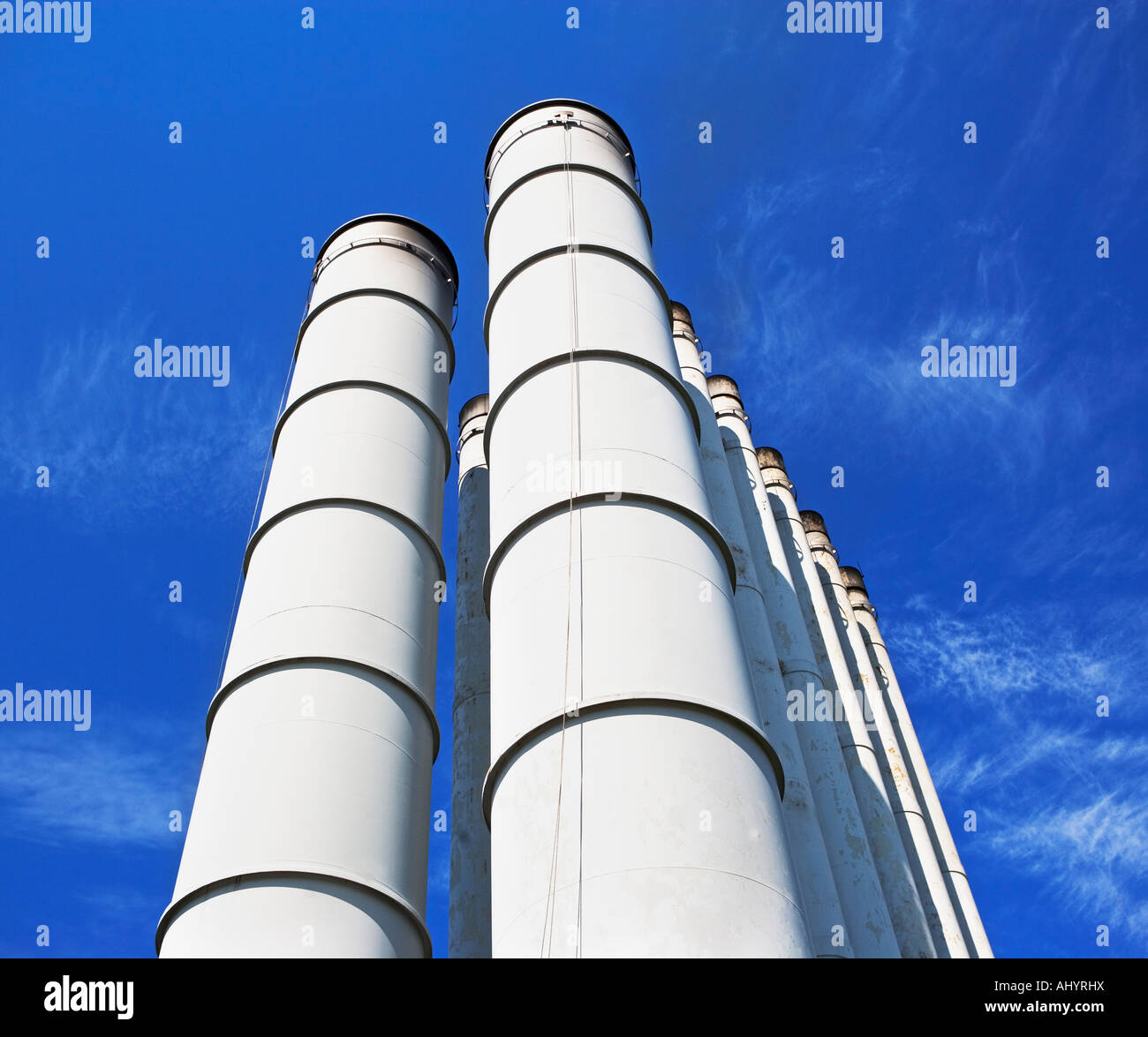 Niedrigen Winkel Ansicht des industriellen silos Stockfoto