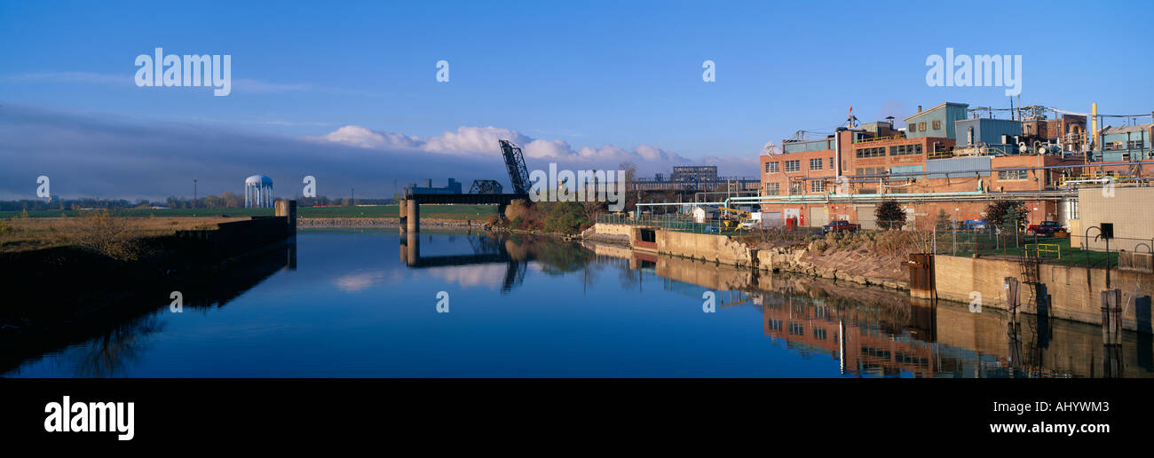 Industrielandschaft entlang Rogue River Detroit Michigan Stockfoto