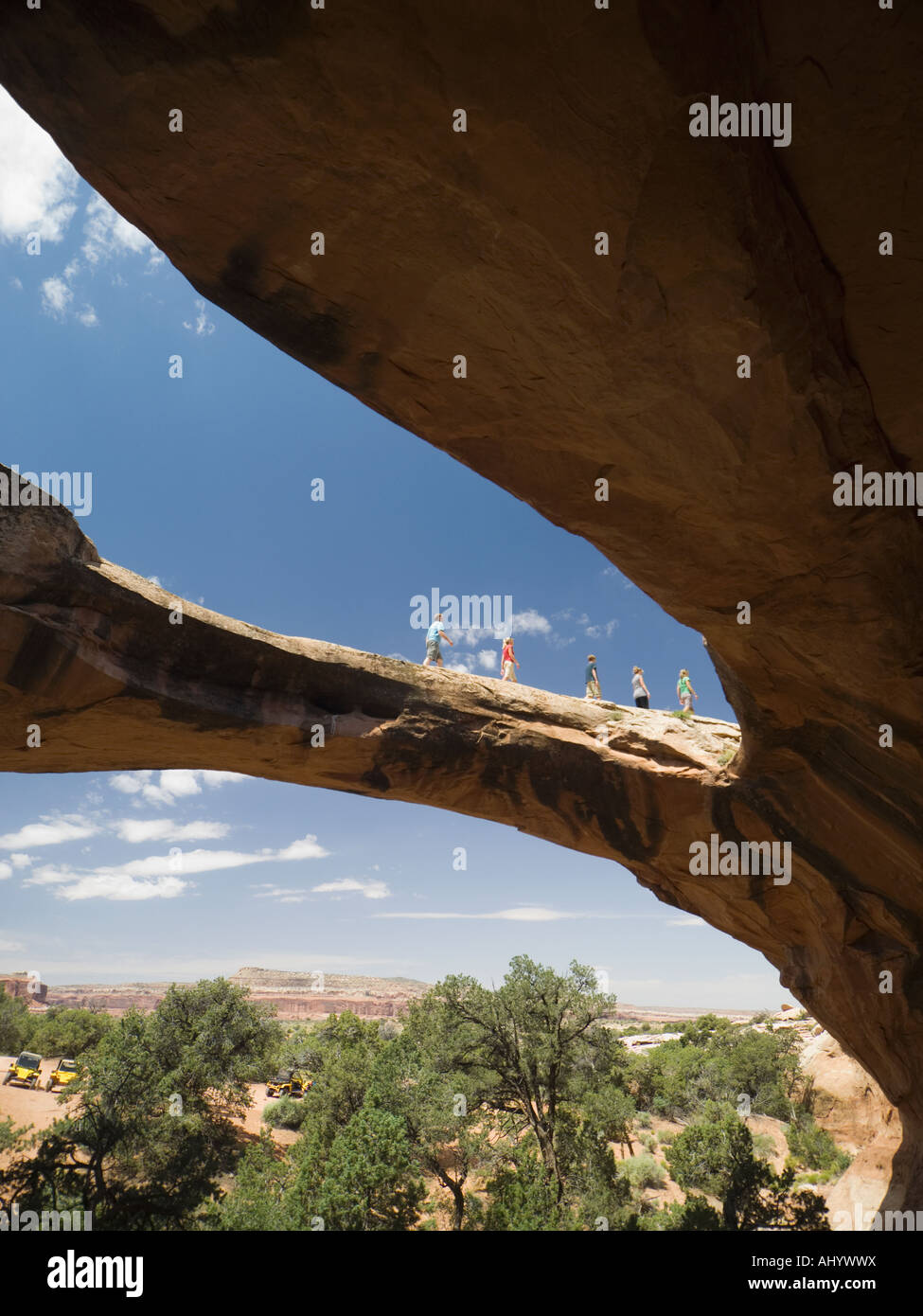 Menschen zu Fuß auf Felsformation Stockfoto