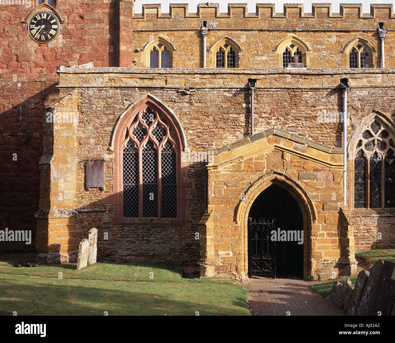 St. Margaret Eingang und 13. Jahrhundert Kirchenarchitektur Crick Northamptonshire Stockfoto