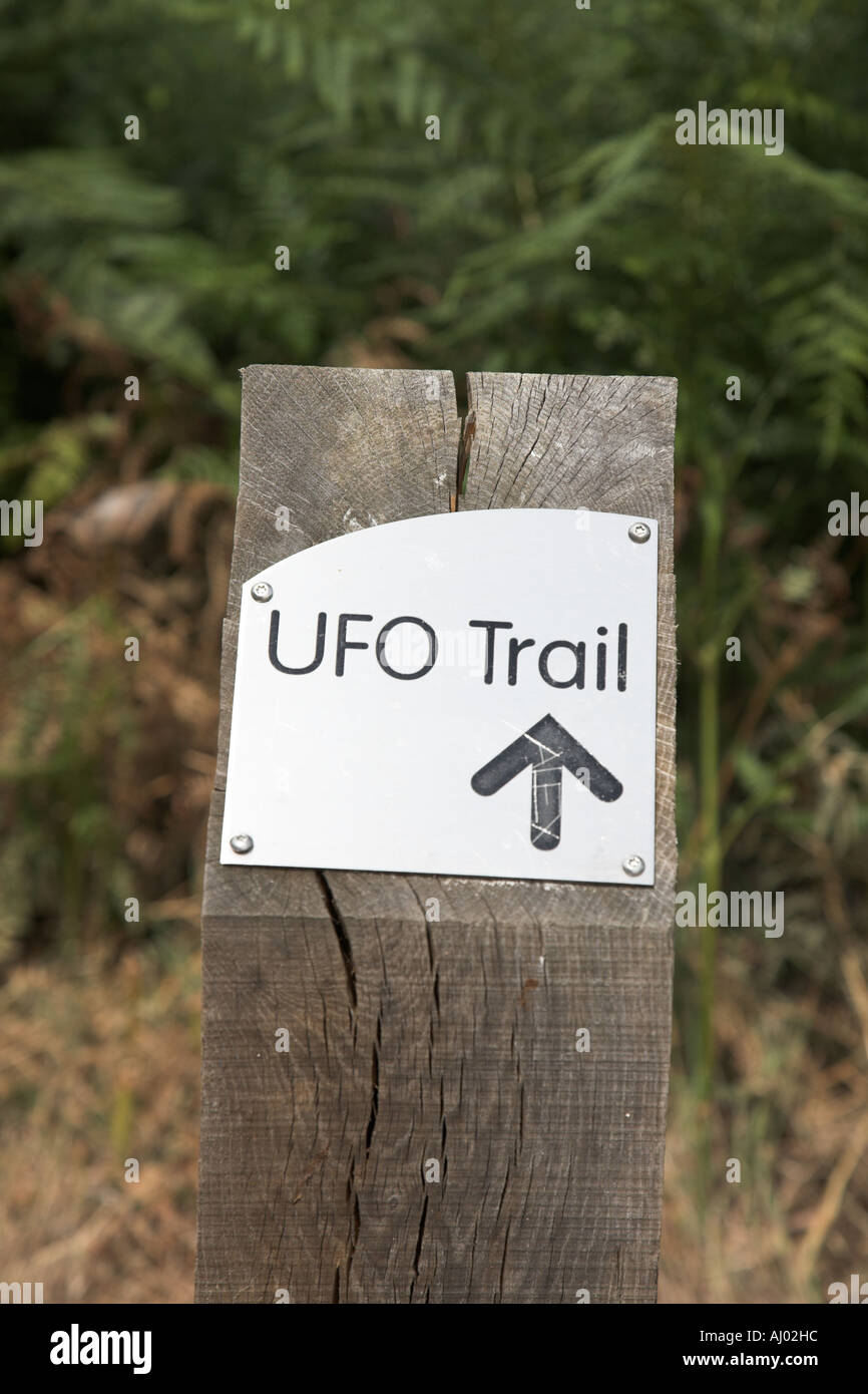 UFO-Trail Marker post mit Richtungspfeil Rendlesham Forest Suffolk England Stockfoto