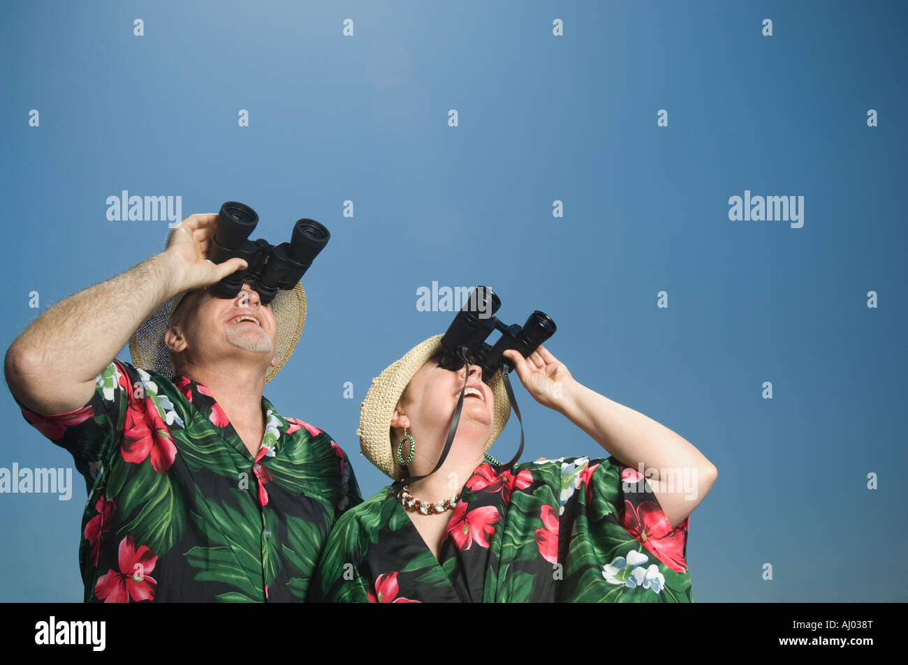 Älteres paar Blick durch ein Fernglas Stockfoto