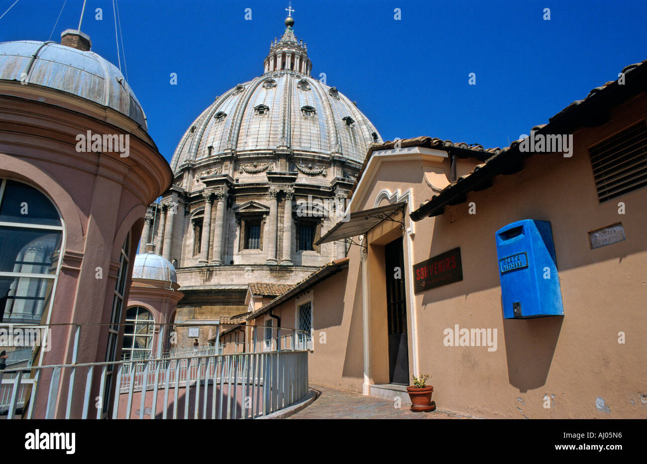 Kuppel der Basilika Sankt Peter und der Eingang zum souvenirshop auf dem Dach, Vatikanstadt Stockfoto