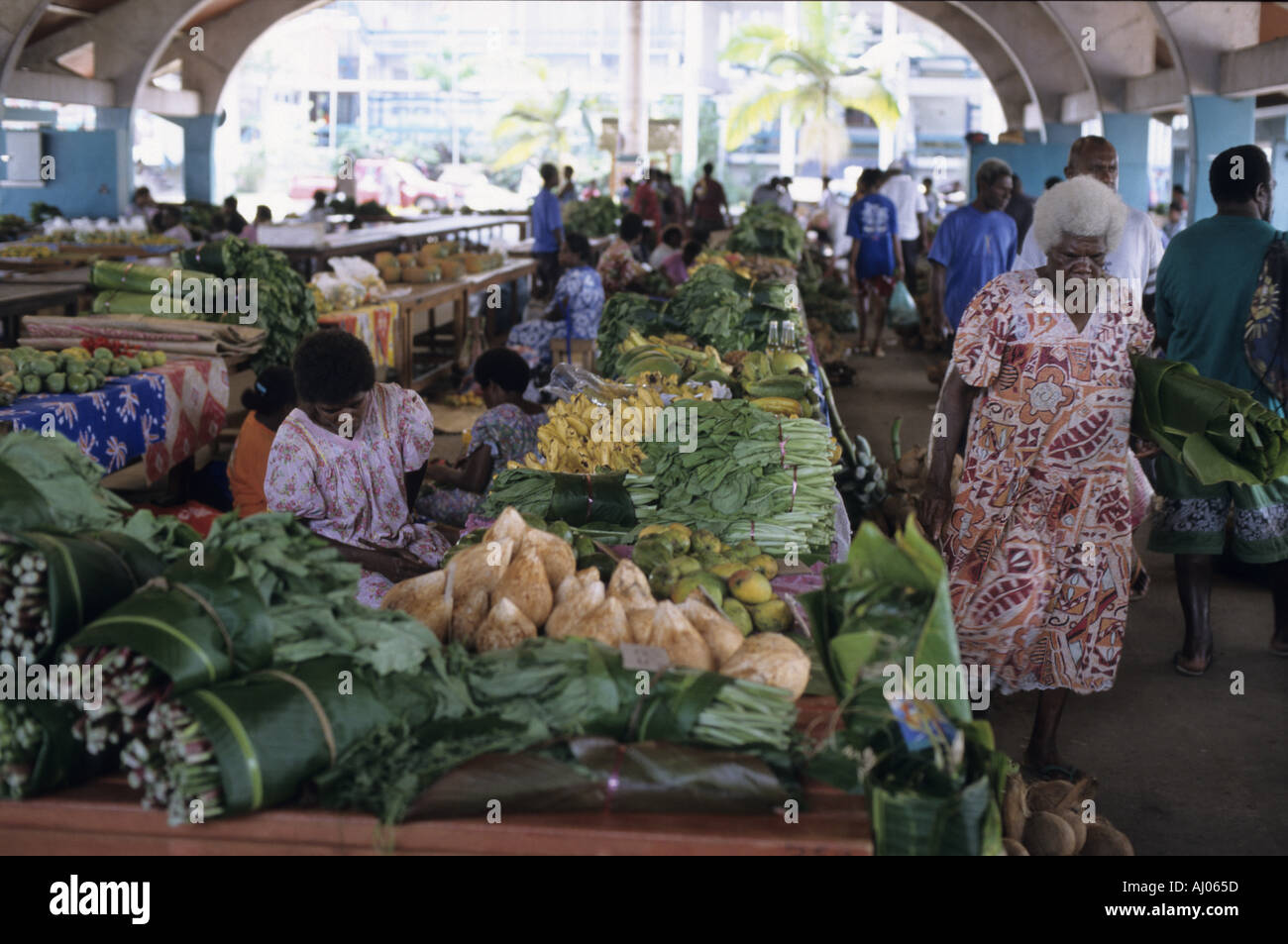 Menschen vor Ort Einkaufen bei der täglichen öffnen Insel Efate Markt, Port Vila, Vanuatu. Stockfoto