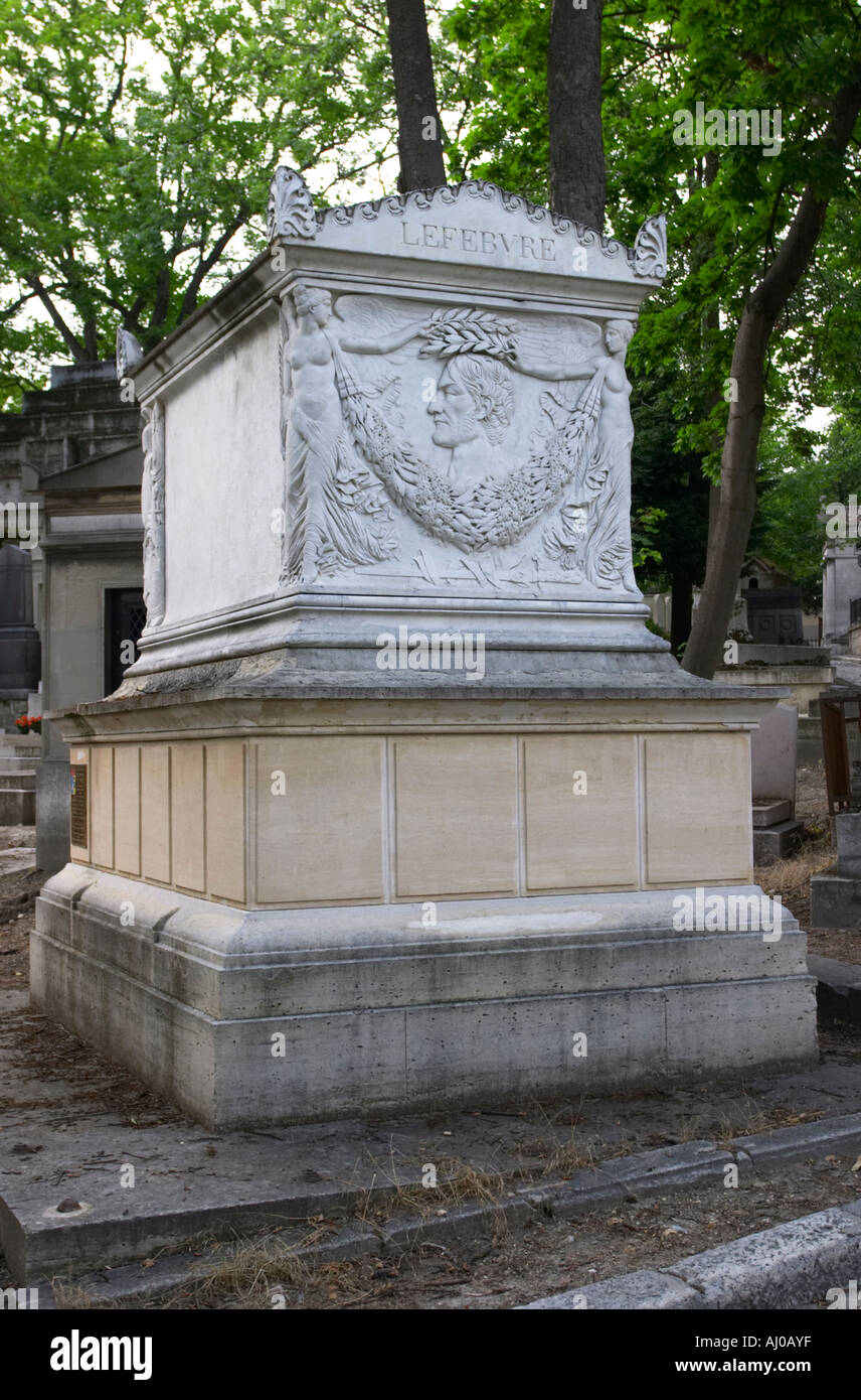 Grab von Marechal François Joseph Lefebvre am Friedhof Pere Lachaise Paris Frankreich Stockfoto