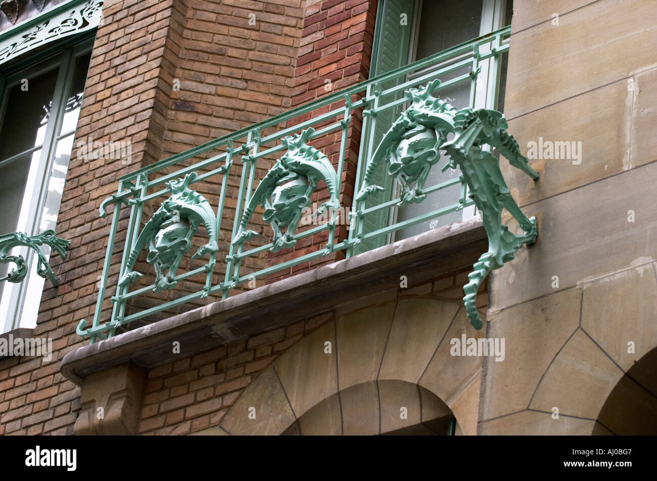 Ornamentale Seepferdchen und Balkon am Castel Beranger Jugendstil-Architektur von Hector Guimard in Paris Frankreich Stockfoto