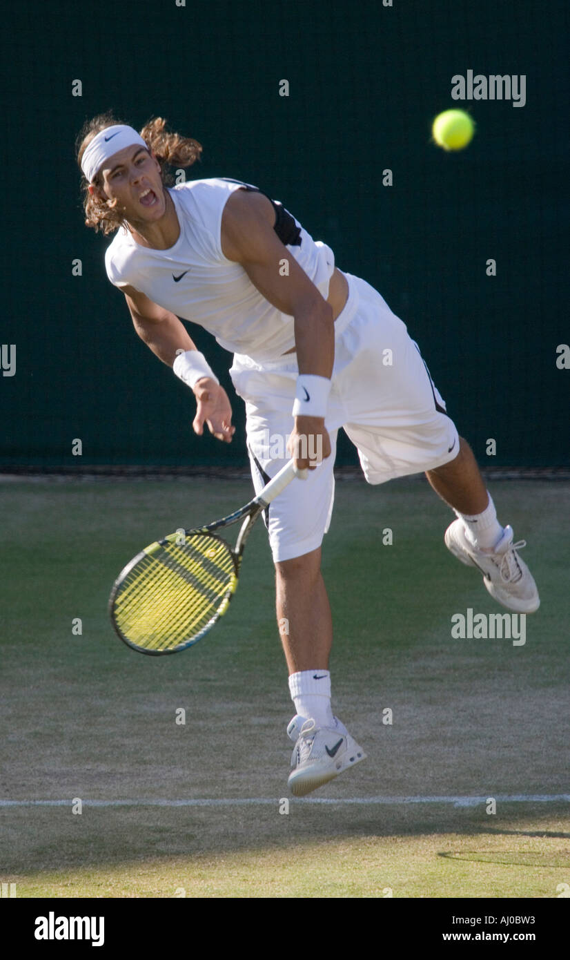 Rafael Nadal aus Spanien in Aktion auf Court One bei den Wimbledon Championships. 3. Juli 2006. Stockfoto