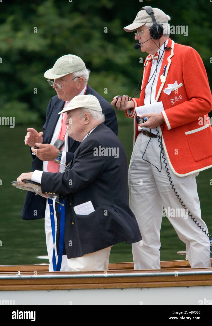 Schiedsrichter und Zeitnehmer folgen ein Rennen auf der Henley Royal Regatta, England. 29. Juni 2006 Stockfoto