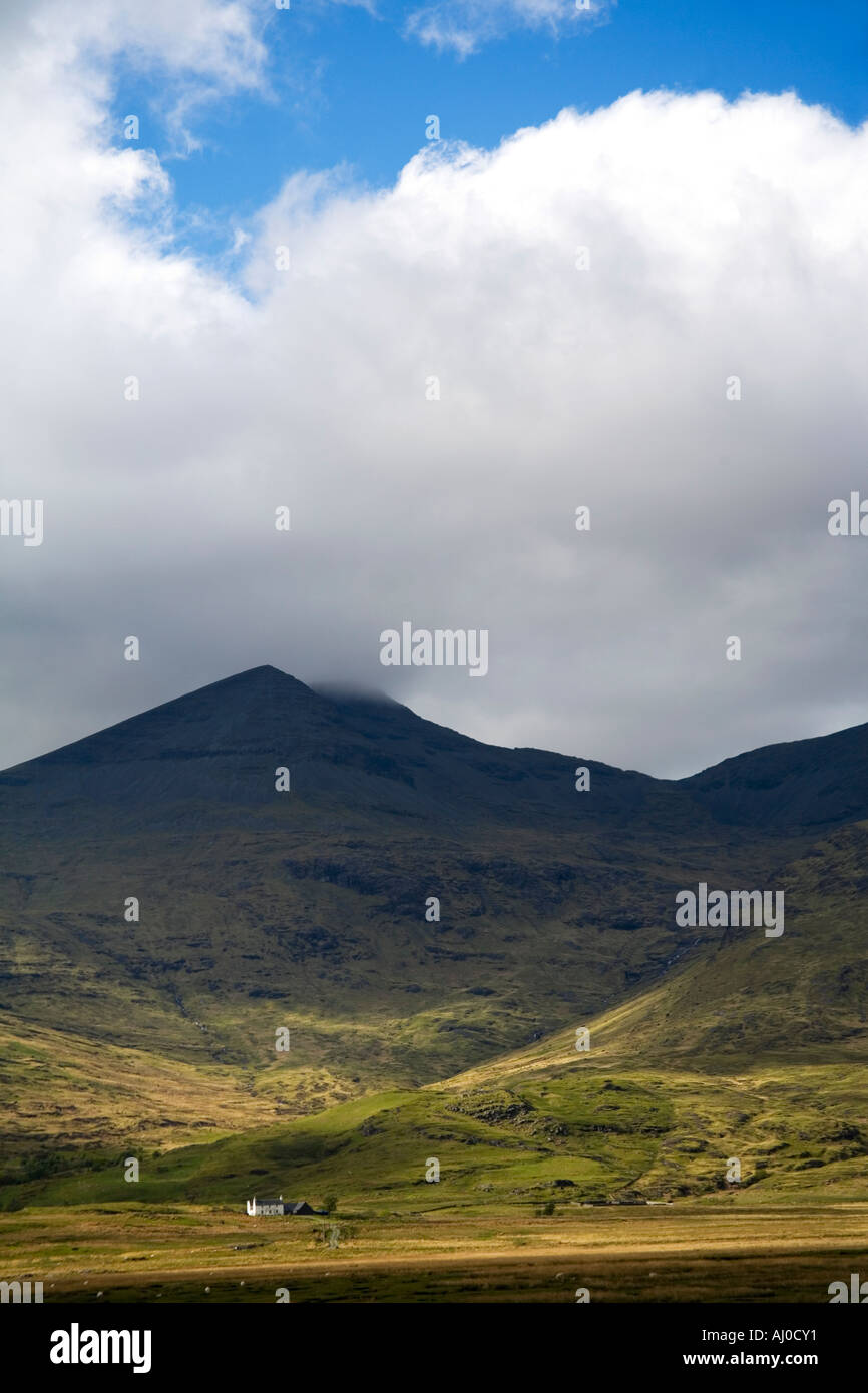 "Isle of Mull" "Ben More" und einsame Hütte an der Spitze des Loch Scridain Argyll & Bute Inneren Hebriden Schottland UK Vereinigtes Königreich Stockfoto