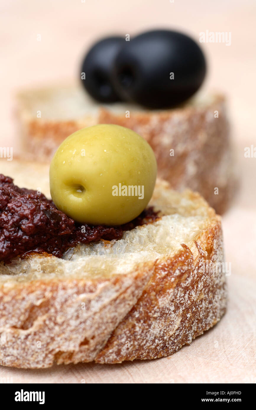 Tapa aus Oliven, Olivencreme und Brot. Stockfoto