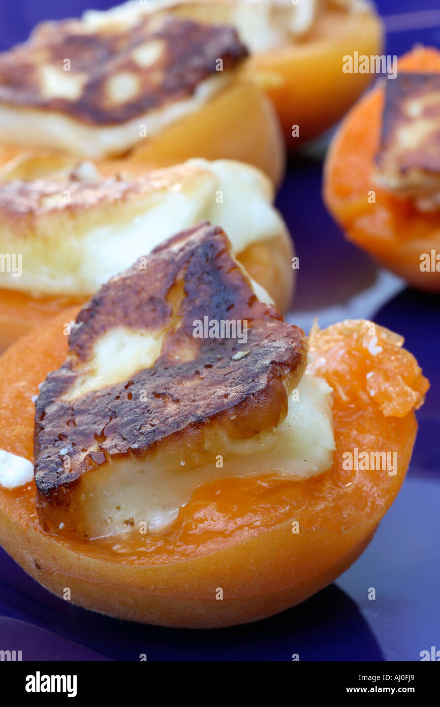 Tapas: Aprikosen mit gegrilltem Halloumi Käse auf der blauen Platte. Stockfoto