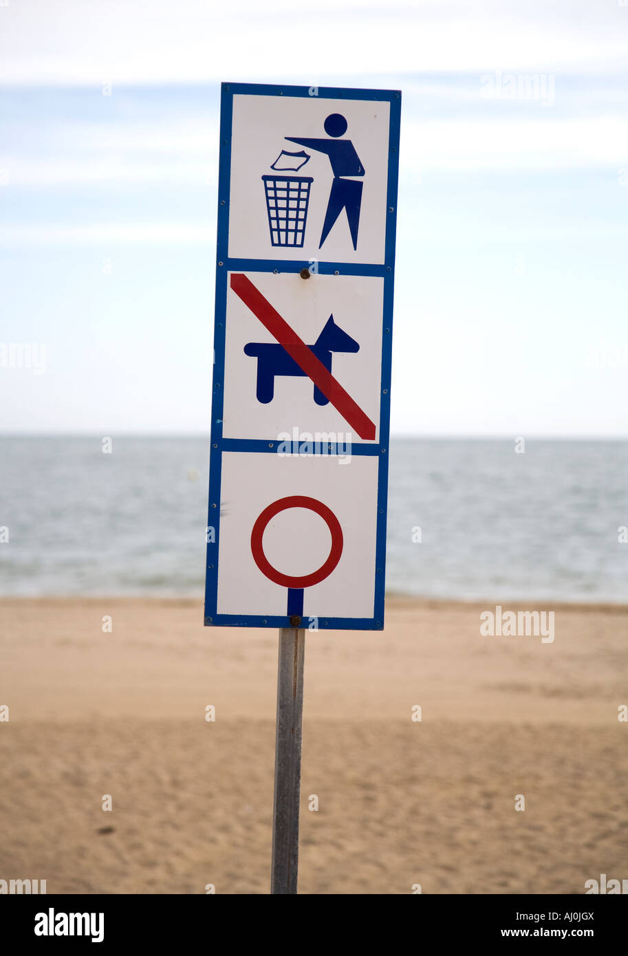 Ein Warnschild auf einem spanischen Strand im Ferienort Islantilla Stockfoto