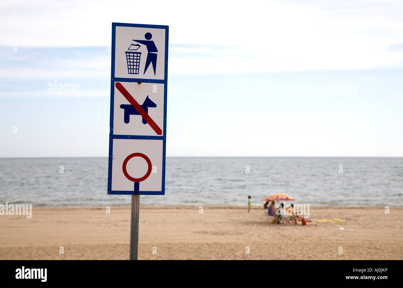 Ein Warnschild auf einem spanischen Strand im Ferienort Islantilla Stockfoto