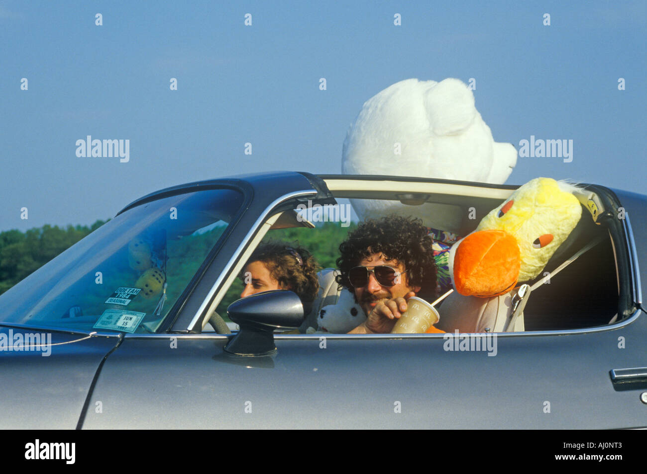 Fahrer mit Pilotenbrille und ausgestopfte Tiere im TransAm auf New Jersey Turnpike Stockfoto