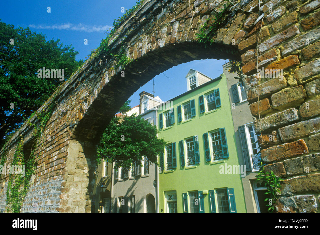 Zeigen Sie unter Steinbogen des historischen Viertels von Charleston SC an Stockfoto