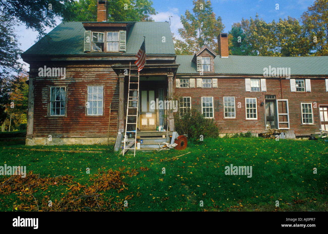 Vordere Außenseite des heruntergekommenen Haus New England Stockfoto