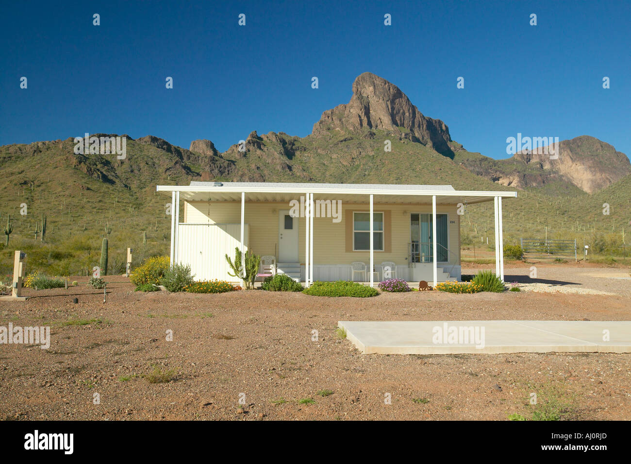 Weiße Modulhäuser in der Wüste in der Nähe von AZ Picacho Peak State Park Stockfoto