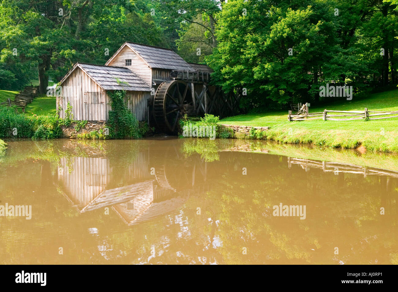 Historischen Edwin B Mabry Grist Mill Mabry Mill im ländlichen Virginia auf Blue Ridge Parkway und Reflexion am Teich im Sommer Stockfoto