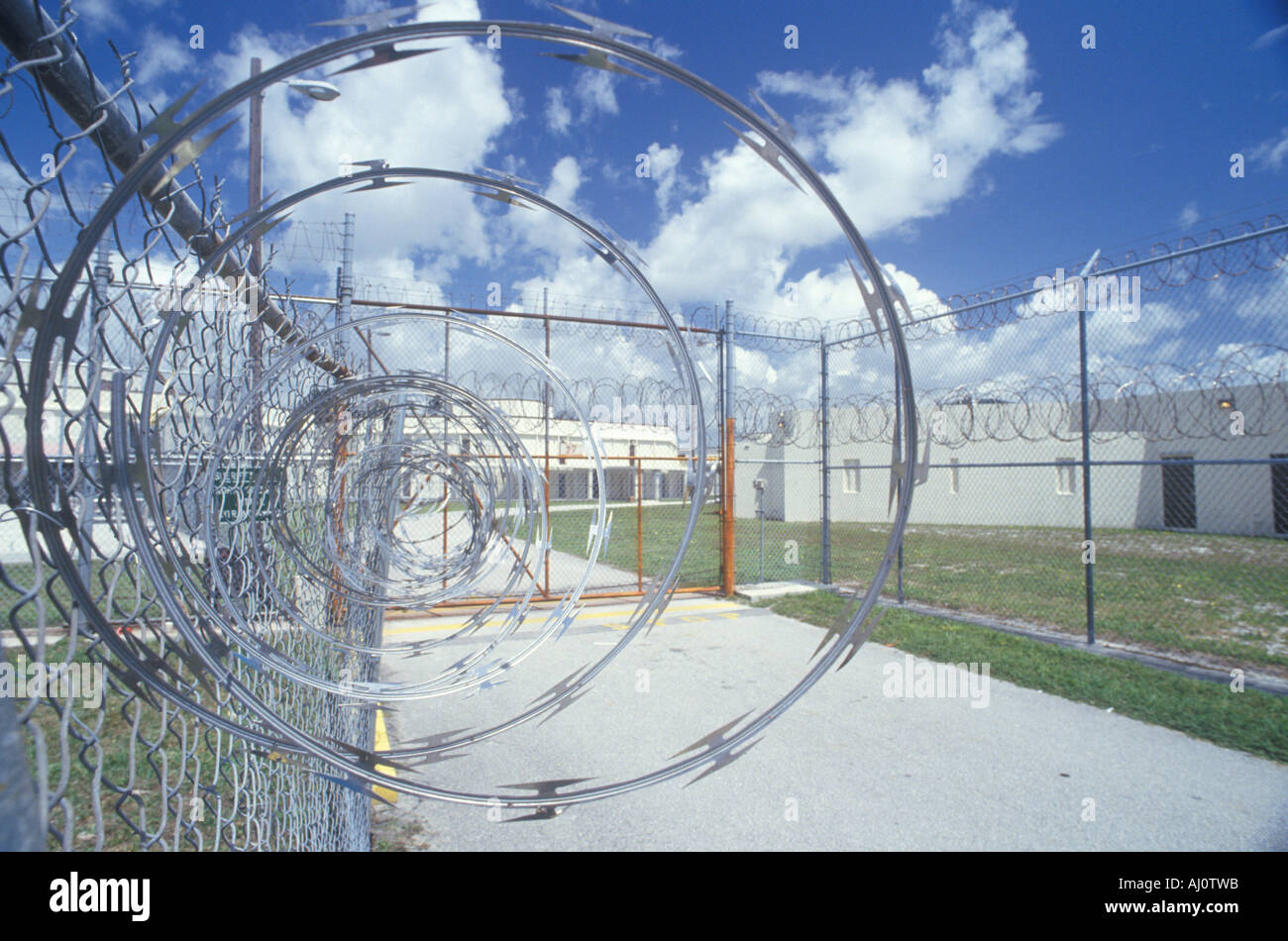Stacheldrahtzaun in Dade County Männer s Correctional Facility FL Stockfoto