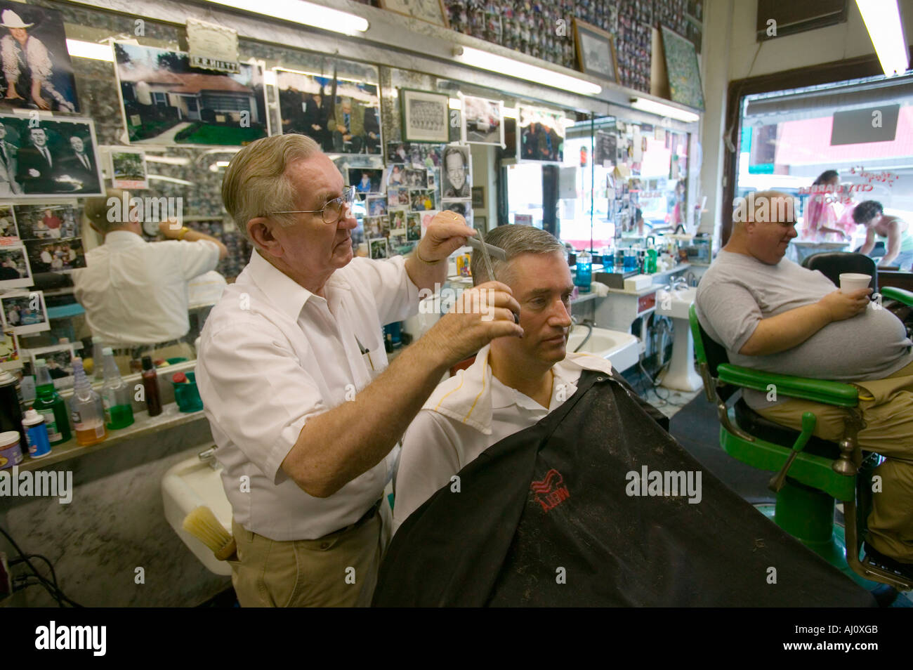 Floyd Haare schneiden bei Floyd s City Barber Shop in Mount Airy North Carolina Stadt Sonderangebot-Mayberry RFD und Heimat von Andy Stockfoto