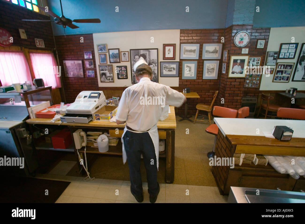 Die Stadt Sonderangebot-Rückseite Kellner an Kasse im Restaurant in Mount Airy North Carolina Mayberry RFD und Heimat von Andy Stockfoto