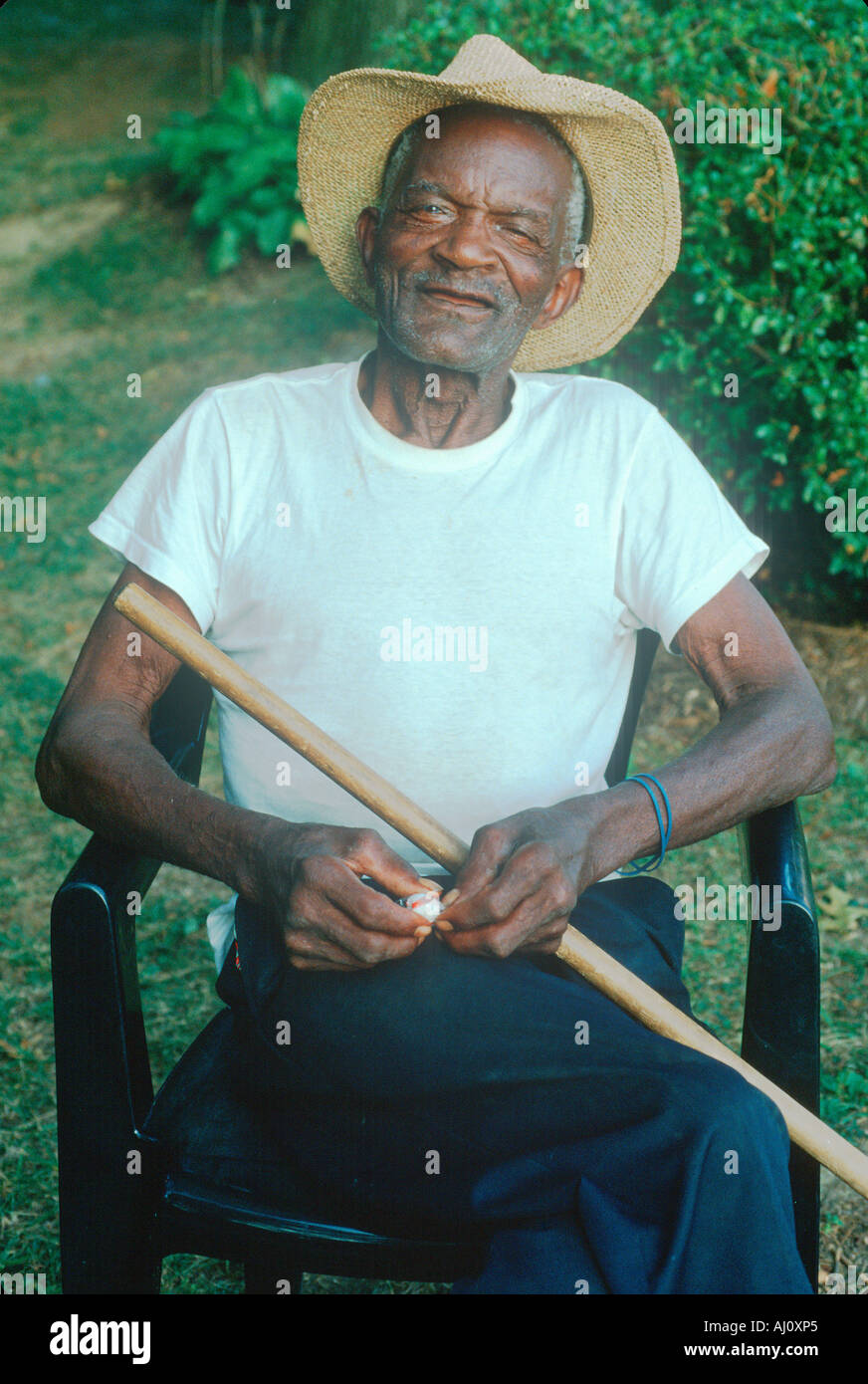 Eine 86 Jahre alte afrikanische amerikanische Mann sitzt auf einem Stuhl Rockville MD Stockfoto