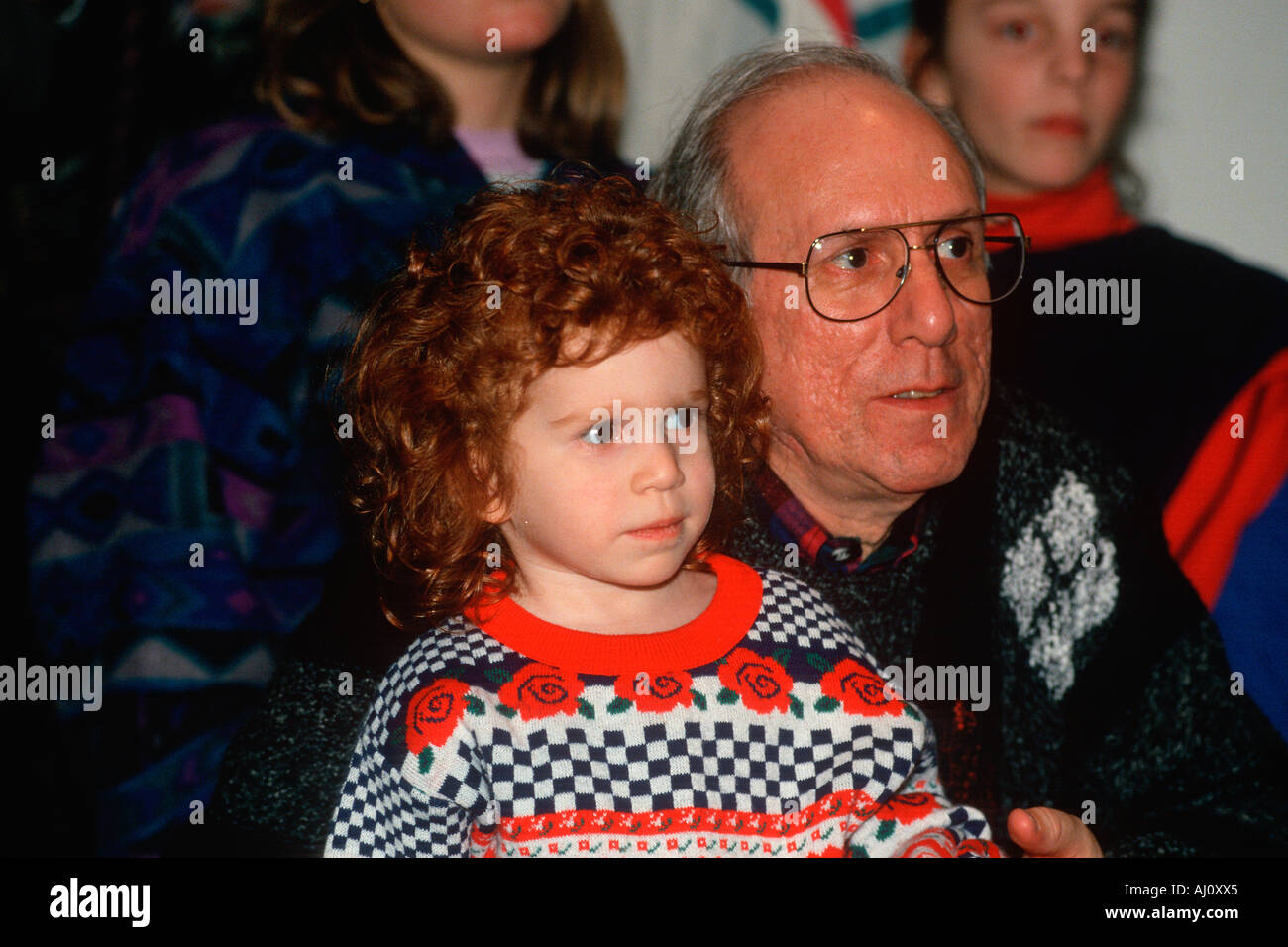 Ein Mädchen und ihr Großvater beobachten Kinder s Theater Chicago IL Stockfoto