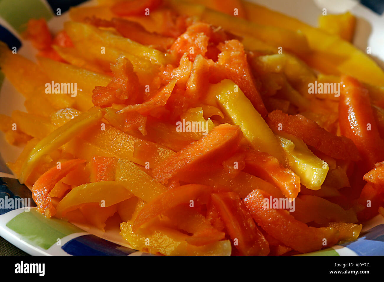 Tropische Früchte, goldene Papaya in Scheiben geschnitten und zerschnitten Stockfoto